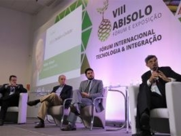 Participantes do debate realizado no Fórum Abisolo 2019, da esq. para a dir.: Carlos Melo (INSPER), José Mendonça de Barros (MBA Associados), Guilherme Casarões (FGV) e Elísio Contini (Embrapa-DF).  Foto: Giancarlo Giannelli/LZP