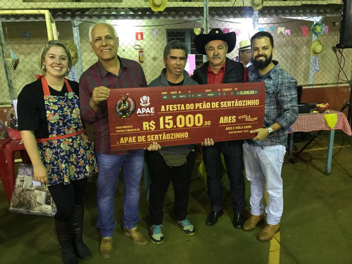 APAE recebe doação de festa do peão de Sertãozinho