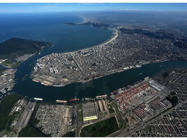 Caminhoneiros fazem paralisação no Porto de Santos