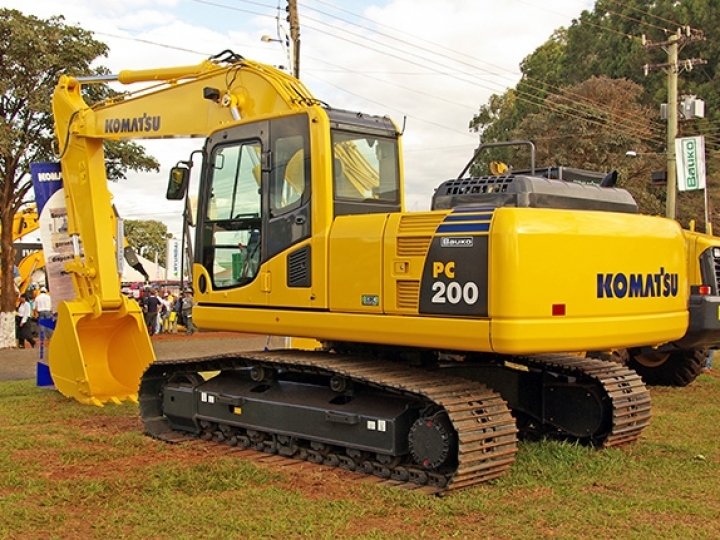 Komatsu lança nova escavadeira hidráulica da classe de 20 toneladas