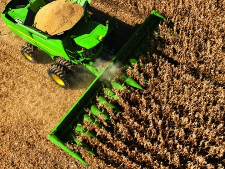 Máquinas agrícolas com motores flexíveis geram custo benefício