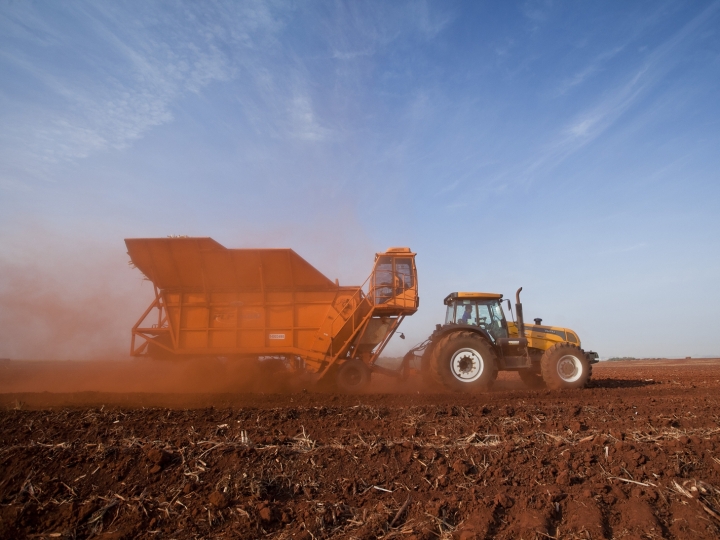 Plantio de cana com plantadora automatizada e com plantadora convencional