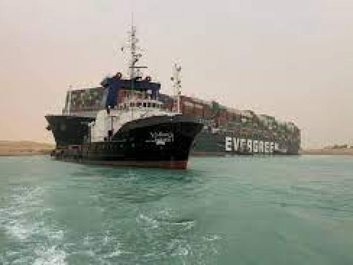 Navio encalhado em Suez causa efeito dominó na logística mundial