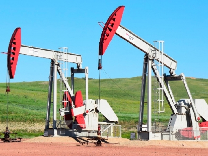 Petróleo fecha em queda com dados de gasolina nos EUA e covid-19 na Índia