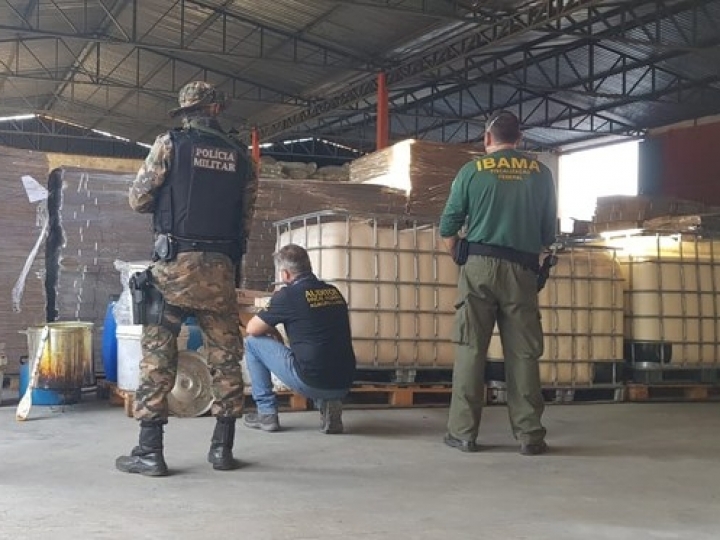 Força-tarefa fecha fábrica clandestina de agrotóxico em Goiás