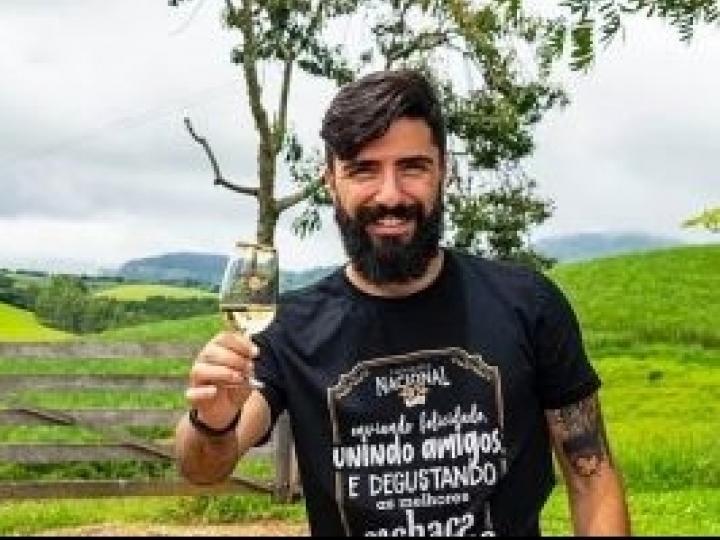 Com reconhecimento da profissão de sommelier de cachaça e crescimento do número de produtores, bebida ganha fôlego no Brasil
