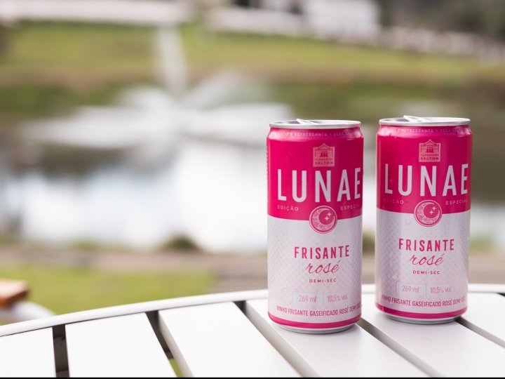 Salton lança vinho frisante em lata e aposta em novas experiências de consumo