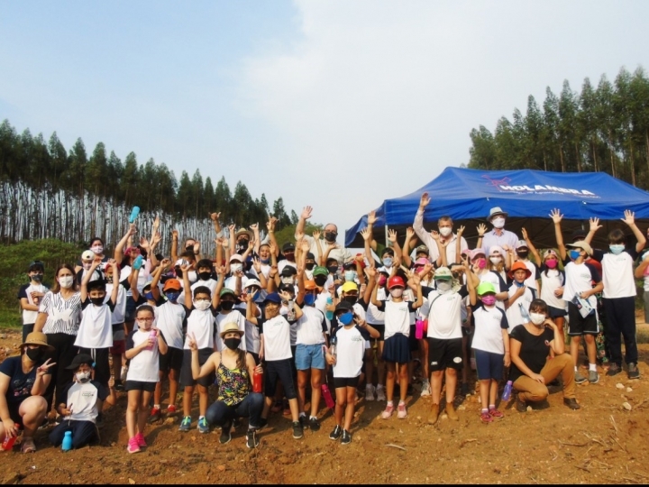 No Dia da Árvore, Cooperativa Holambra reúne crianças para plantio de mudas