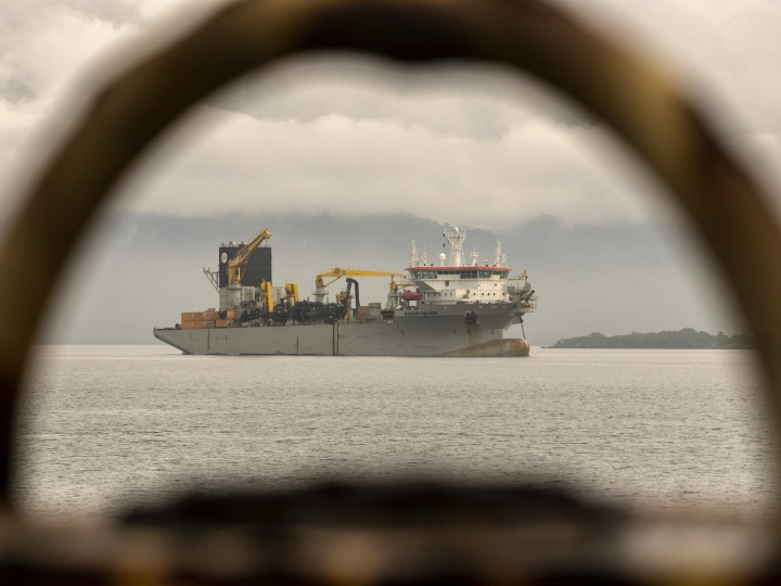 Draga que realiza obras em Santa Catarina abastece no Porto de Paranaguá