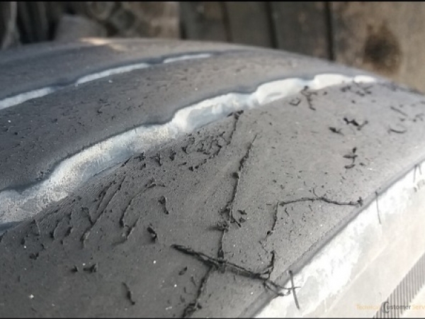 Falta de rodízio, de balanceamento, de alinhamento e a ausência da checagem periódica de pressão agravam ainda mais essa condição.  Foto: Internet