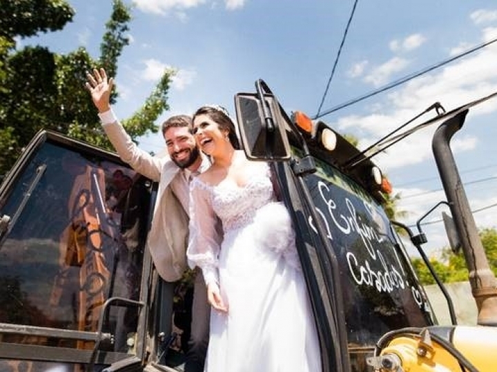 Cliente celebra casamento com retroescavadeira New Holland B110B