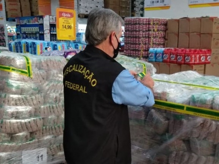 Fiscalização do Mapa suspende comercialização de feijão e arroz com baixa qualidade no DF