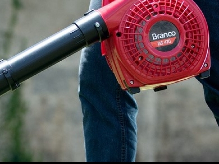 O uso do soprador de folhas além da limpeza do jardim