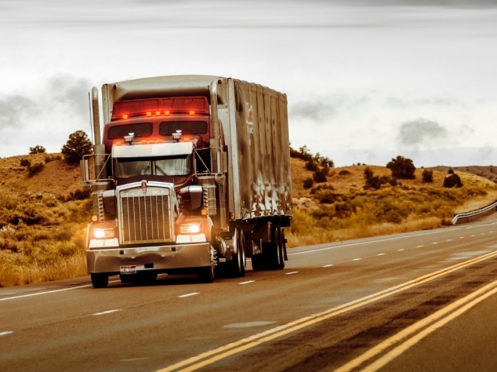 Futuro do transporte de carga nos EUA é discutido; país tem 280 mil Green Cards disponiveis para motoristas qualificados