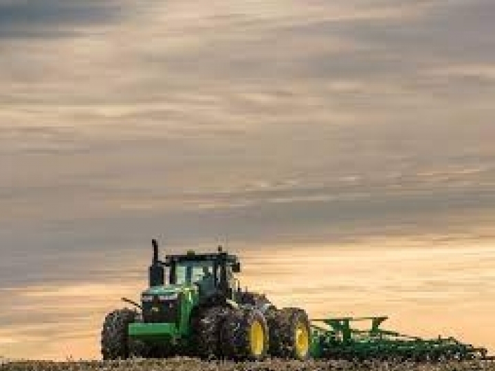 John Deere apresenta seu maior trator já produzido na Agrishow 2022