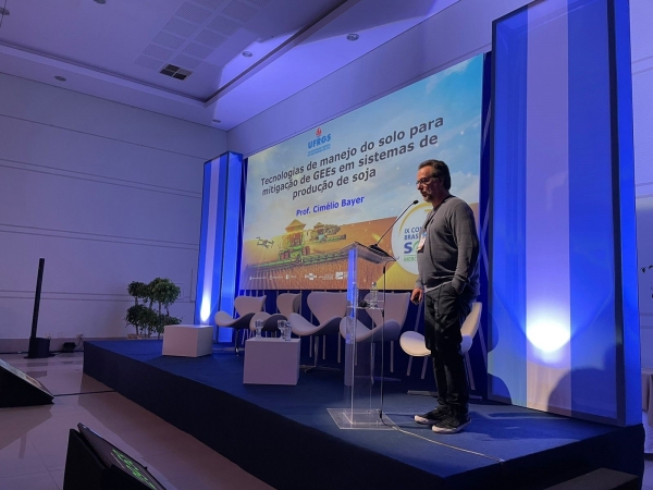 Cimélio Bayer abriu o painel sobre descabornização na agricultura. Foto: Lebna Landgraf