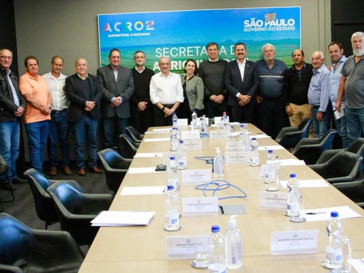 Secretário de Agricultura e Abastecimento de SP participa de encontro com produtores de leite 
