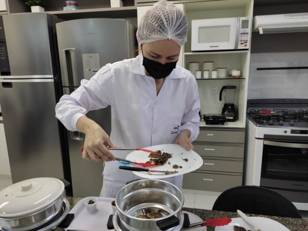 Preparo do material para análise. Foto: Gean Rocha