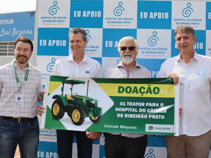 Colorado Máquinas doa trator para o Hospital de Câncer de Ribeirão Preto