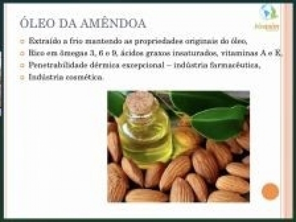 Élita Timm e Fábio Pereira dos Santos de Castro, da Bioquim, apresentam tecnologia para transformar caroço de pêssego em três produtos inovadores . Foto: Divulgação